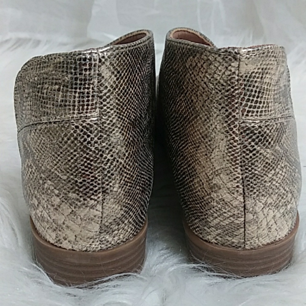 New MATA Cut Out Snakeskin Stacked Heel Sandal - Picture 7 of 7